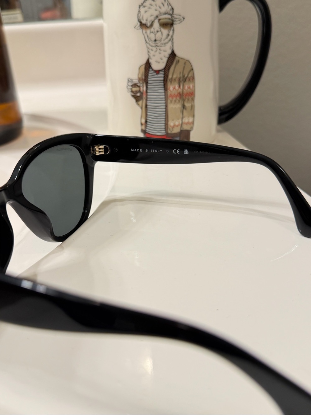 CHANEL Black Heart Logo Sunglasses - Picture 15 of 16